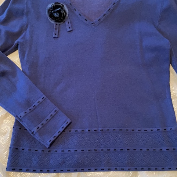 Blue soft knit v-neck sweater with stitching decor - Picture 4 of 4